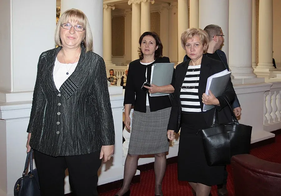 Властта им отива