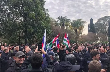 Бунт срещу Русия. Протестиращи в Абхазия превзеха парламента