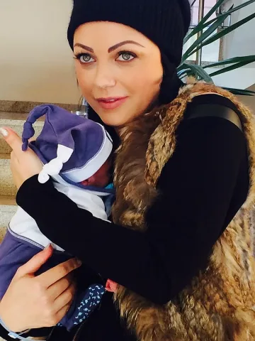 Eмануела - очите ти зелени, устата ти хубава