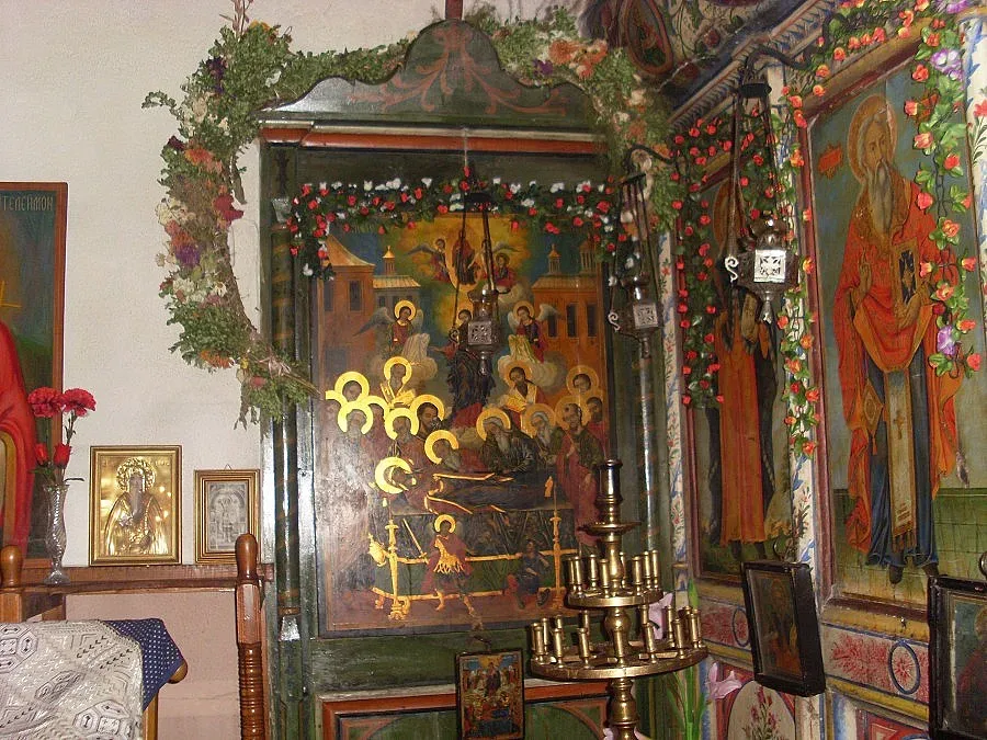 Владика води служба в 180-годишен храм в с. Елешница