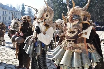 СНИМКИ: Над 2500 кукери разтърсиха Рила планина