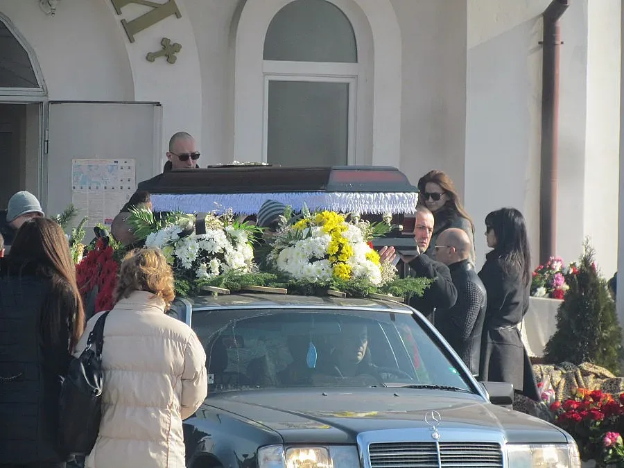 Роси изпрати Лудия с плюшена играчка