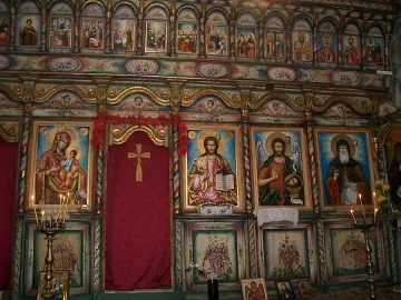 Църква цери миряни с окови