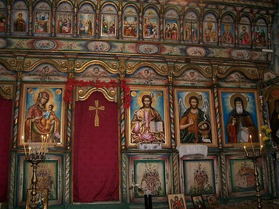 Църква цери миряни с окови