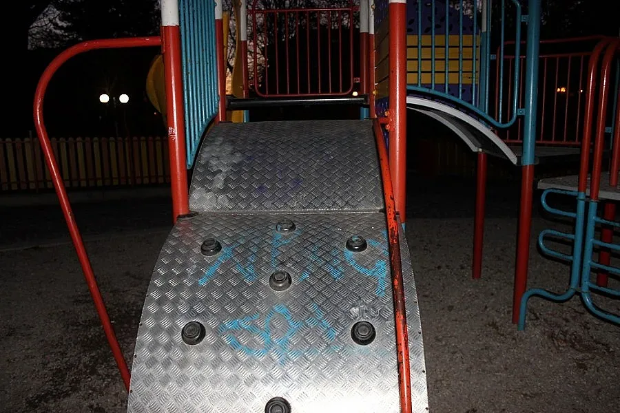 Вандали „украсиха" детска площадка със спрей