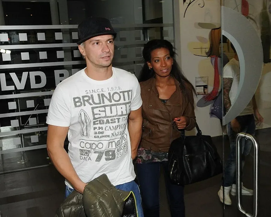 Део отваря бар, докато чака бебето