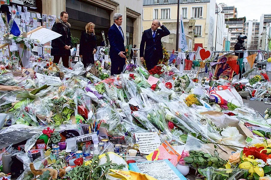 Кери: САЩ споделят болката на Франция (ОБЗОР)