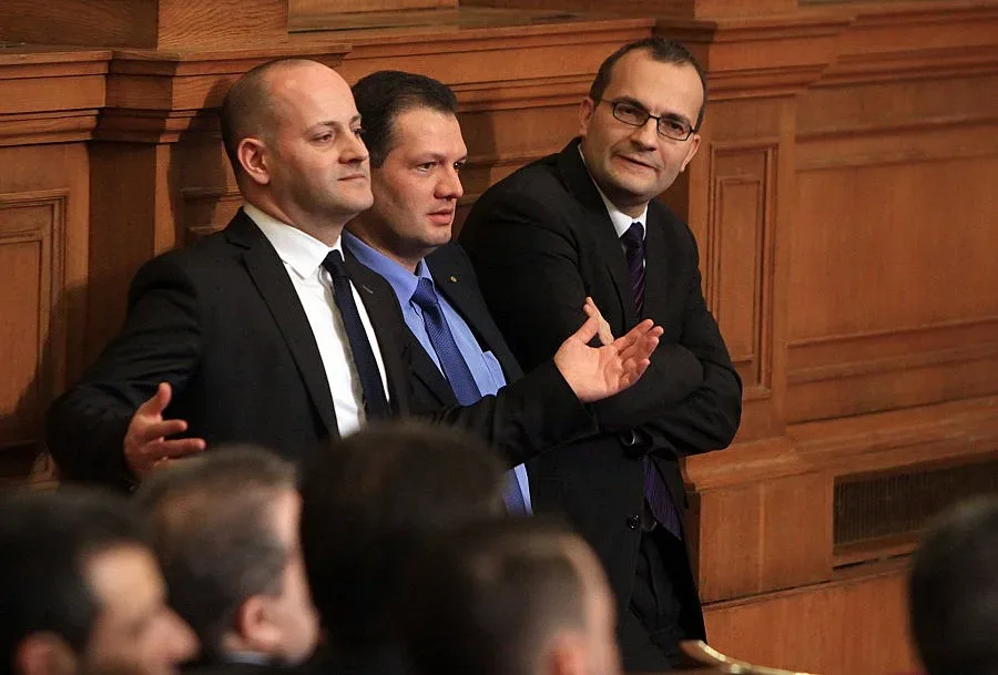 Шеф на агенция само с висше