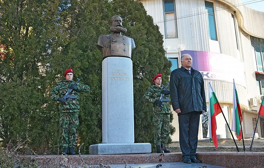 В Сливен откриха бюст-паметник на генерал Скобелев