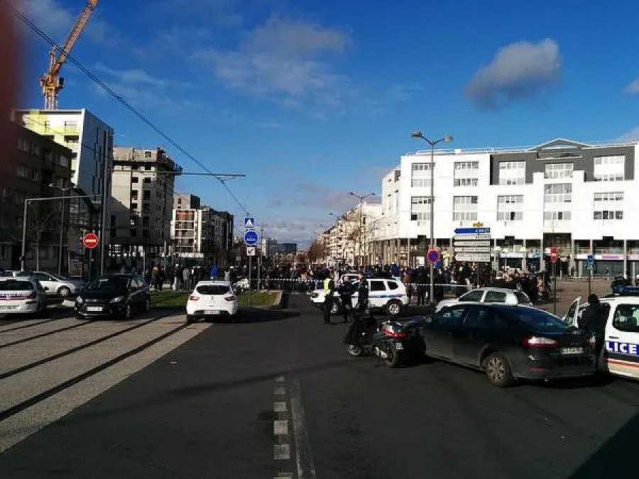 Нова драма в Париж: Въоръжен държи заложници в поща