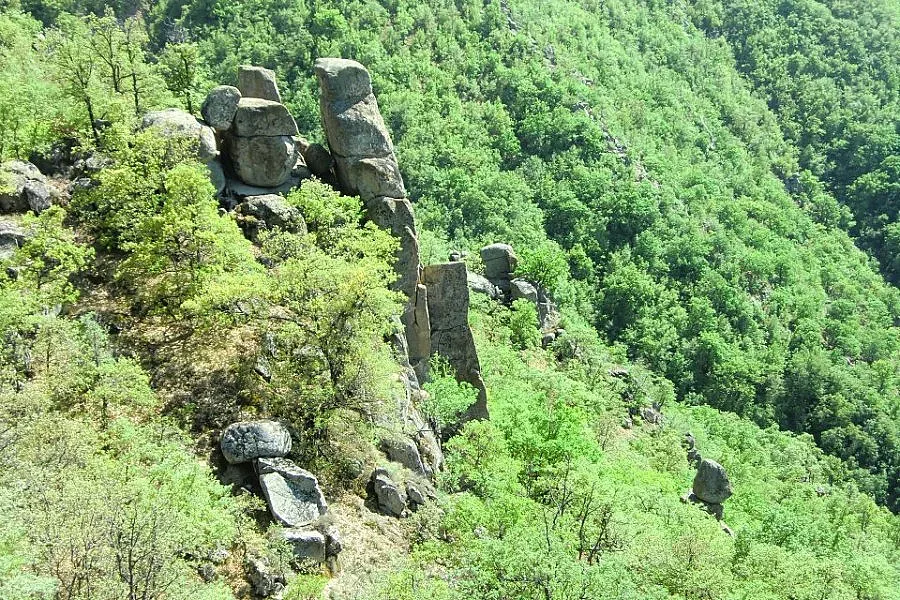 Селяни стягат стаи за гости заради уникален скален град
