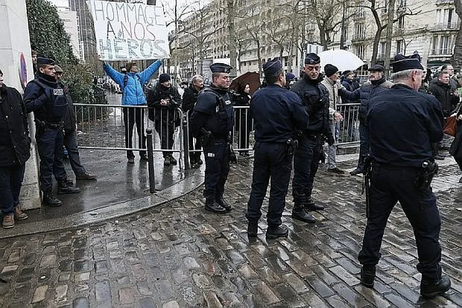 Бомбена заплаха в Париж, 12 арестувани през нощта