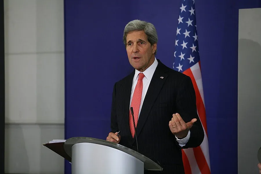 Дипломатът боец