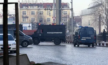 Атакисти протестират срещу Кери, президентът го посреща лично