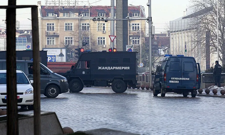 Атакисти протестират срещу Кери, президентът го посреща лично