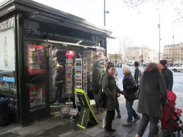 Четат с мегафон новия "Шарли Ебдо" (ОБЗОР)