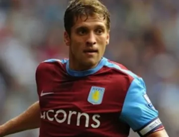 Стилиян Петров зарадва деца при директора