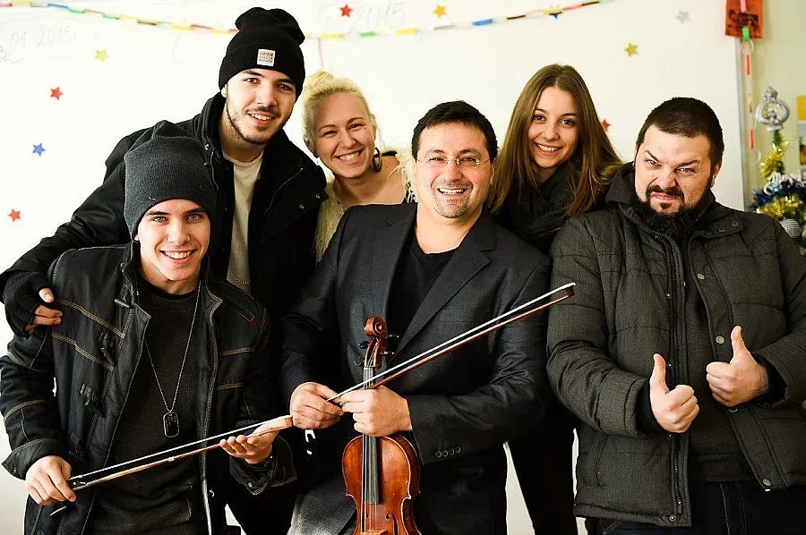 "Факторите" свириха на цигулка