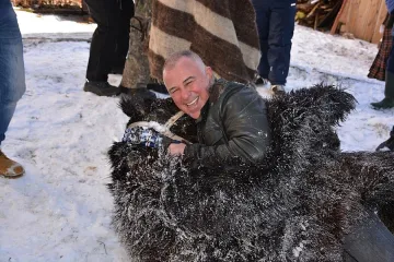 Мечка на два крака сбори кмета на Симитли