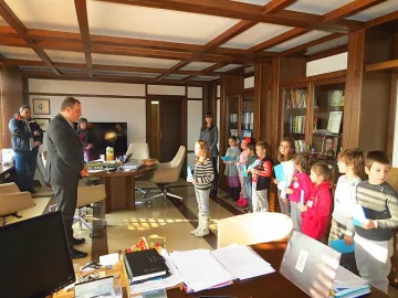 Деца сурвакаха кмета на Банско