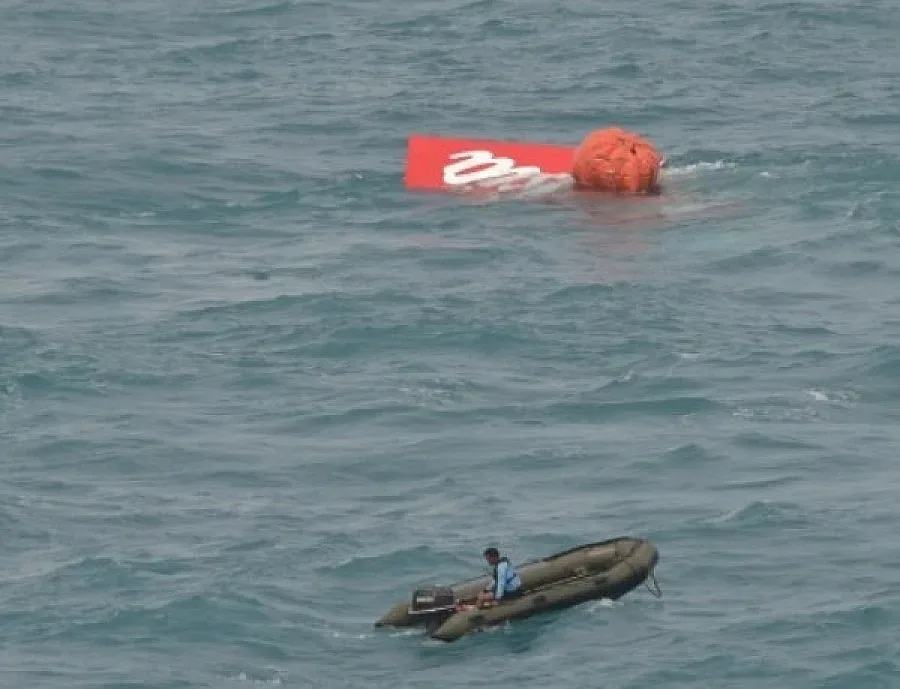 Възобновиха издирването на останки от самолета на AirAsia