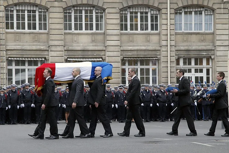 Погребват с почести загиналите в атентата в Париж