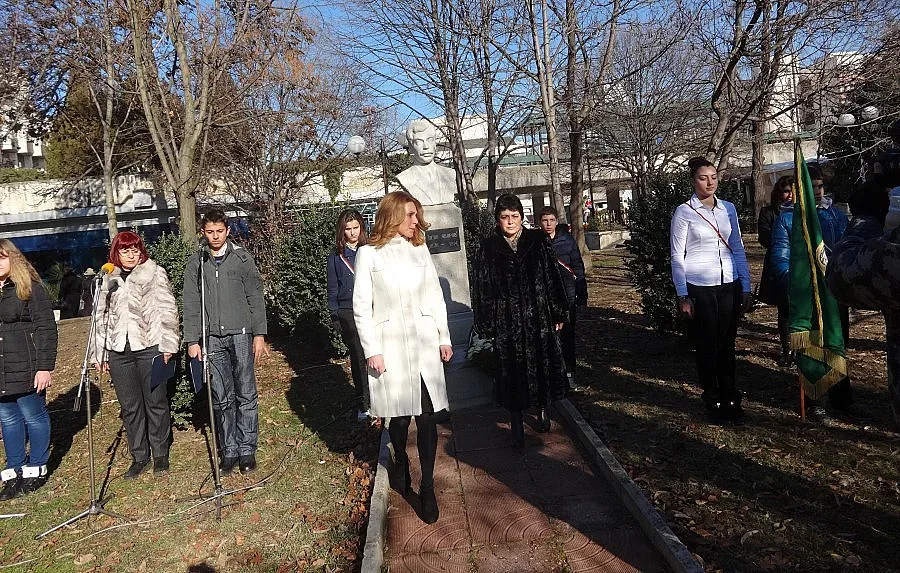 Стихове и цветя за Яворов в Благоевград