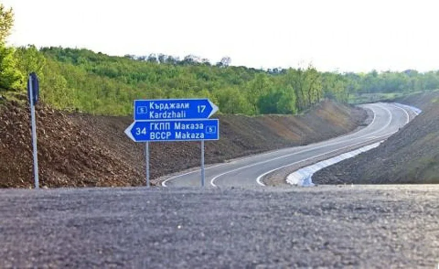 Приключи рехабилитацията на 25 км общински пътища в Момчилградско