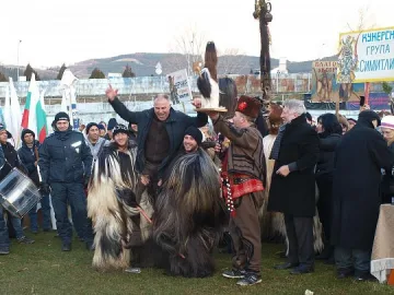 Кмет благодари на кукери и институции за безавариен фестивал
