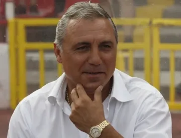 Камата поиска: Червени картони за Блатер и Платини