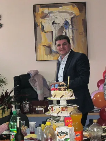 Чиновници с триетажна торта за кмет рожденик