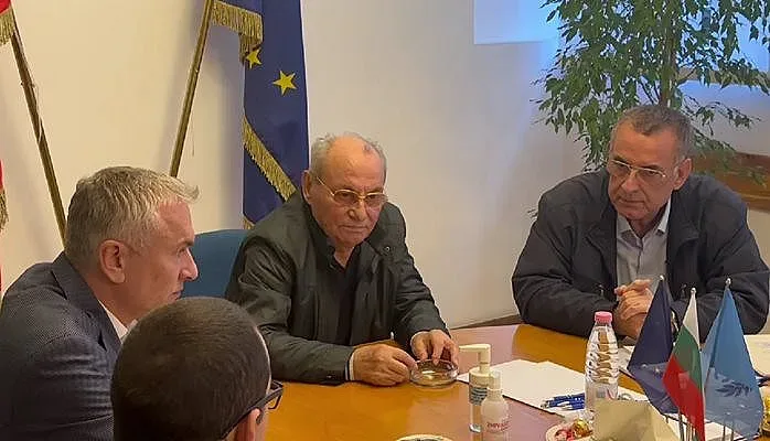 ПП-ДБ + "дерибеите" на Доган = ВНЛ (Вечна Неразделна Любов)