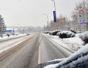 Близо 950 машини обработват заснежените пътища в страната