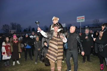 Награди за кукери след 12 часа танци 