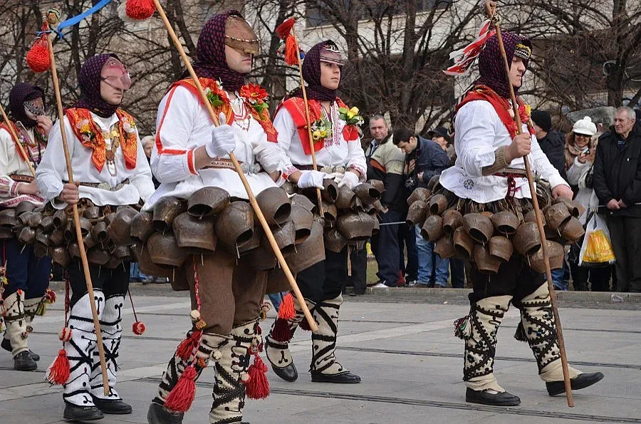 Маскират кучета за Сурва