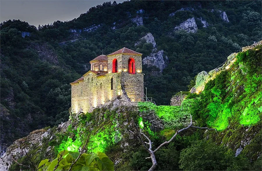 Спускат въжен мост над Асеновата крепост