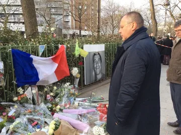 Сергей поднесе цветя пред редакцията на Шарли