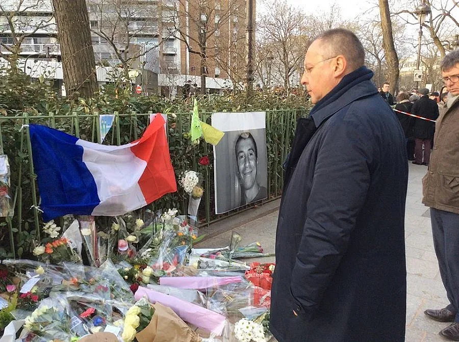 Сергей поднесе цветя пред редакцията на Шарли