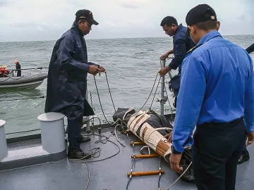 Кораби засекли черните кутии на изчезналия AirAsia