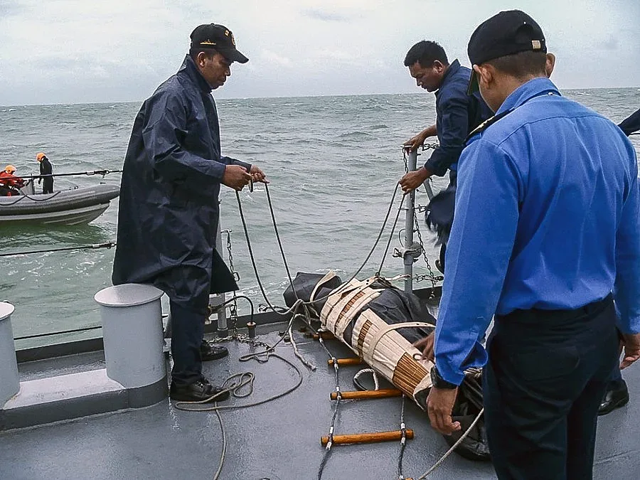 Кораби засекли черните кутии на изчезналия AirAsia