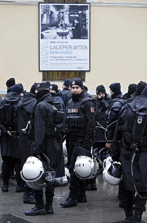 Истанбул се размина с двоен бомбен атентат (ОБЗОР)