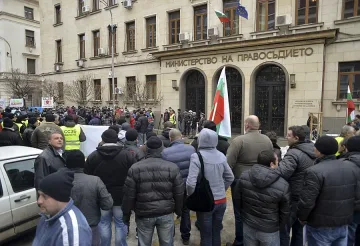Стотици надзиратели протестираха пред Министерството на правосъдието