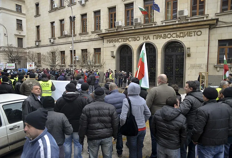 Стотици надзиратели протестираха пред Министерството на правосъдието