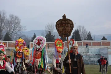 Кукери пуснаха 100 гълъба в небето като посланици на мира 
