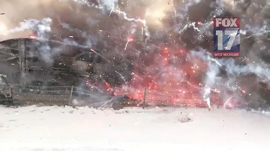 ВИДЕО: ТИР с фойерверки избухна във верижна катастрофа с над 150 коли