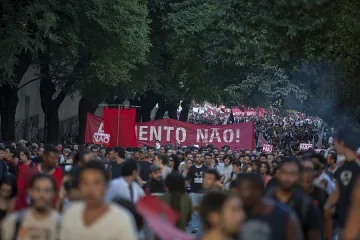 Масови протести в Сао Пауло заради скок на цените в градския транспорт
