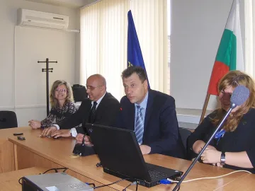 Губернатор с апел за засаждане на коледните дръвчета