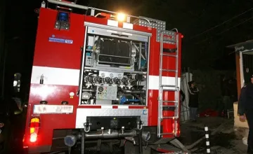 Огнеборци спасиха дядо и бензиностанция от пожари