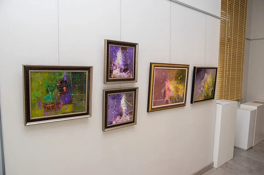 200 на опашка за изложба на Иванов