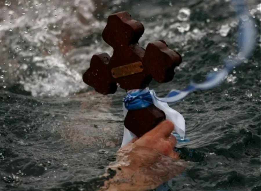 Уловил кръста намери и загубеното разпятие в река Луда Мара